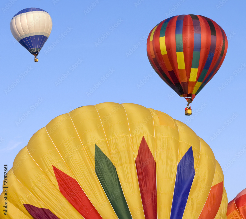 Obraz premium Multicolor hot air balloons with blue sky background
