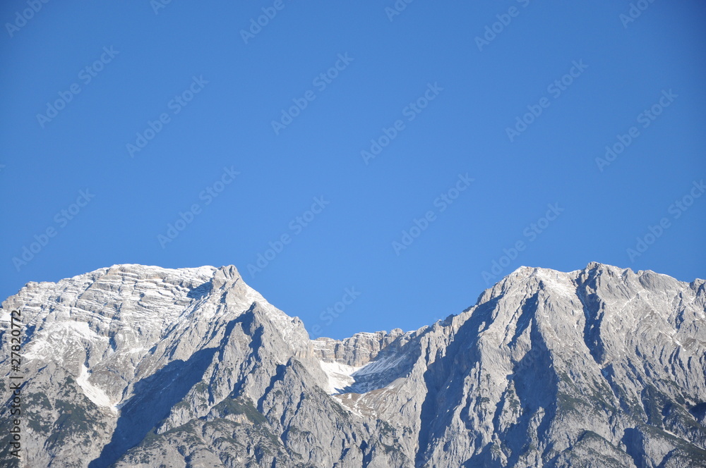 Strahlend Blauer Himmel über Tirols Bergen