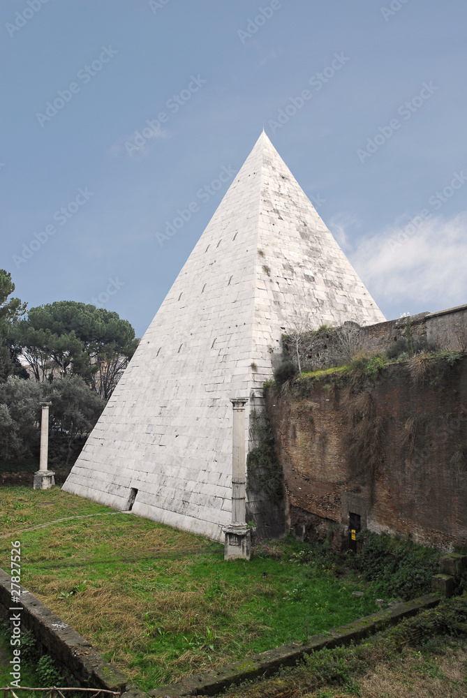 Roma la Piramide Cestia dal cimitero acattolico