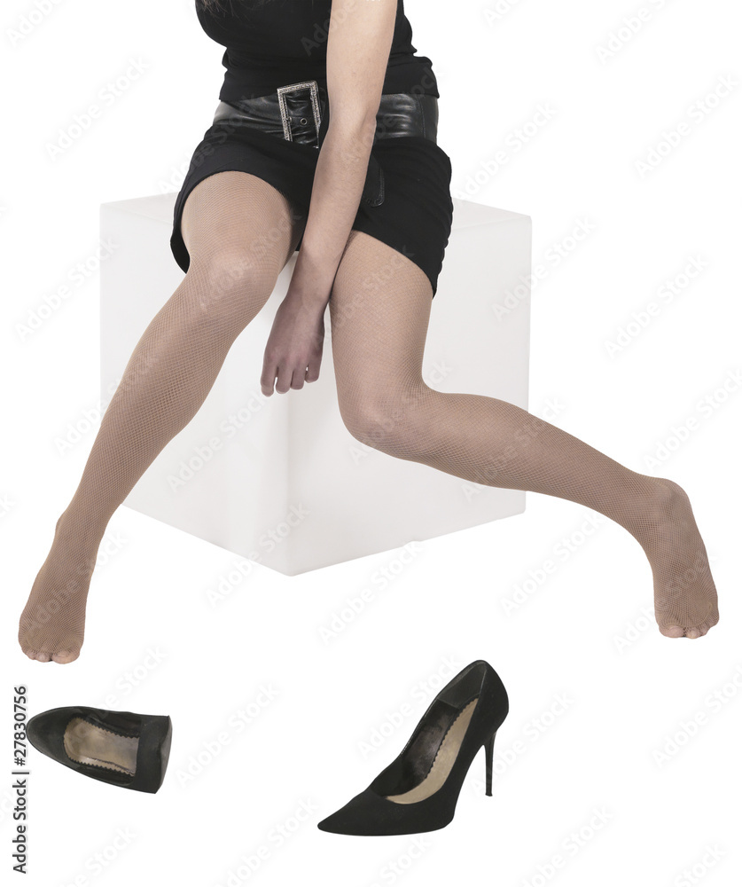 Foto Stock gambe sexy di donna seduta con calze a rete scarpa | Adobe Stock