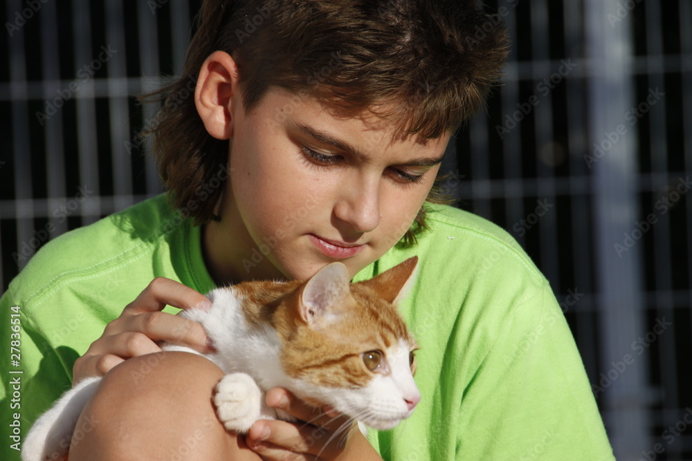 Teenager mit einer Katze
