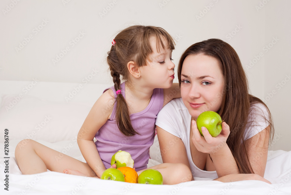Fototapeta premium mother and daughter eat apples