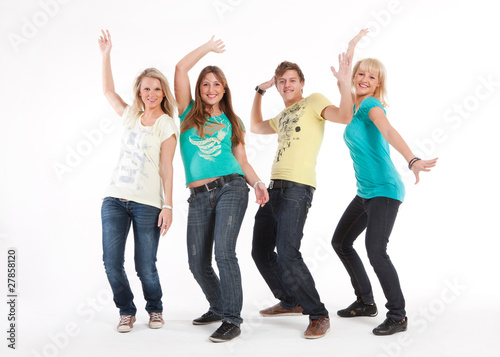 Teenager Gruppe, lachen und Tanzen