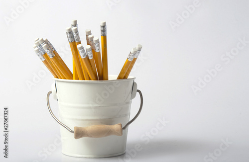 matite e secchiello bianco photo