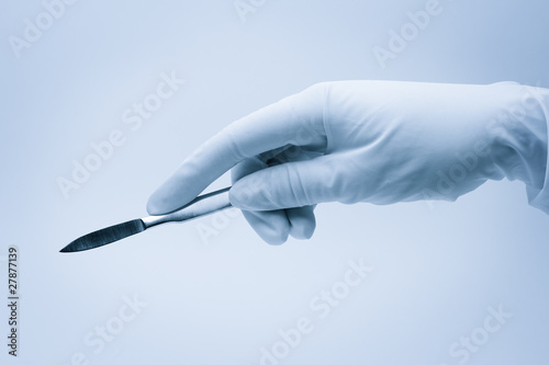 Quadro su tela hand of surgeon with scalpel during surgery