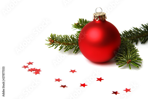 WEihnachtskugel rot mit Tannenzweig