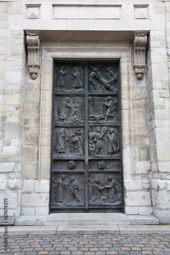 porte de l'eglise saint pierre de montmartre a paris
