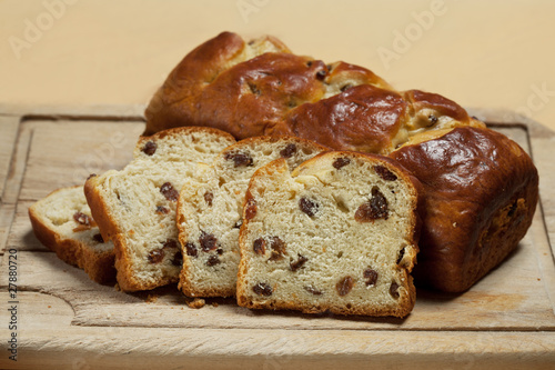 raisin loaf and slices photo