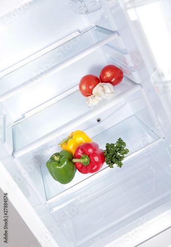 Gemüse in leerem Kühlschrank
