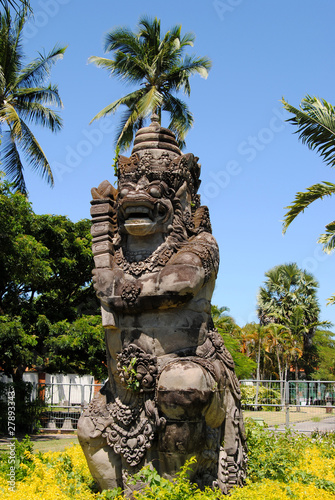 Статуя индонезийского божества.
