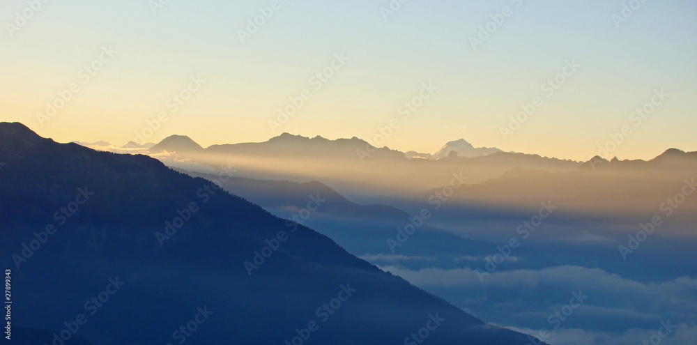 Premier rayon de soleil sur les Alpes