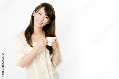 コーヒーを飲む女性
