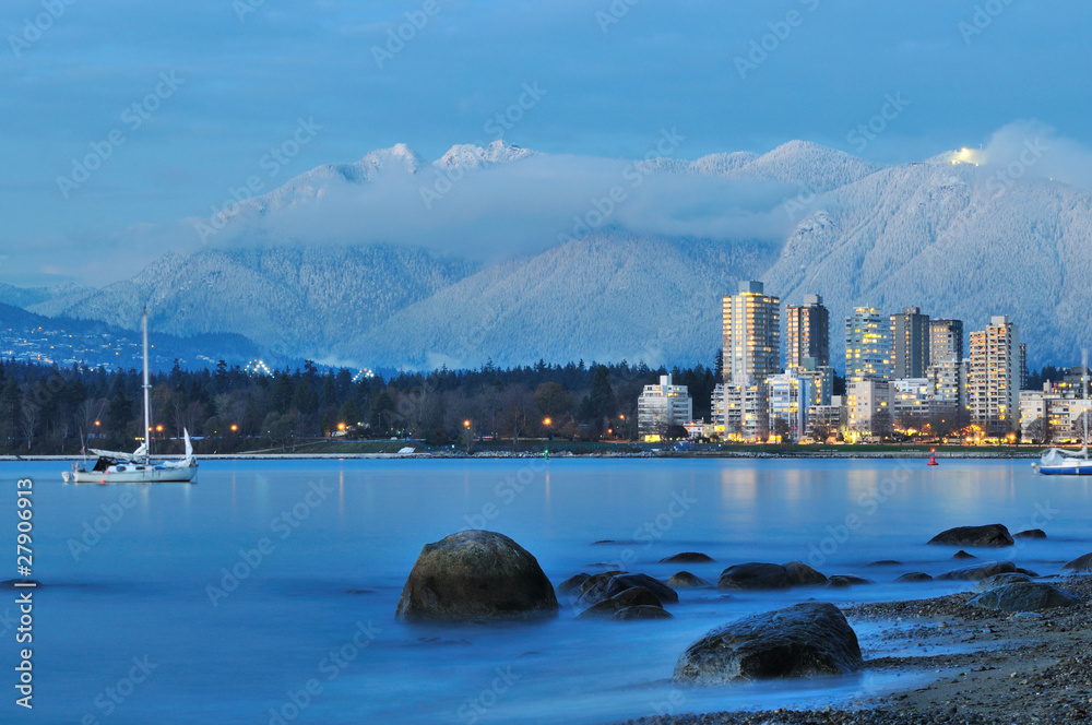 Fototapeta premium vancouver cityscape with grouse mountain background