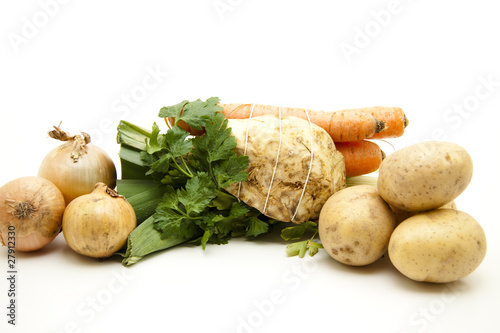 Suppengemüse und Kartoffeln mit Zwiebel