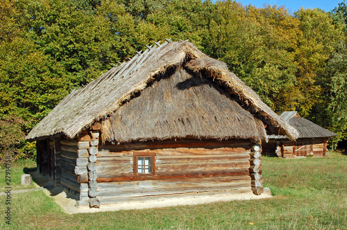 Ancient hut with a straw roof © Unkas Photo