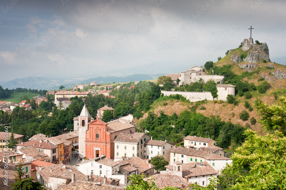 Blick auf Pennabilli, Italien, mit Kirche und Kreuz