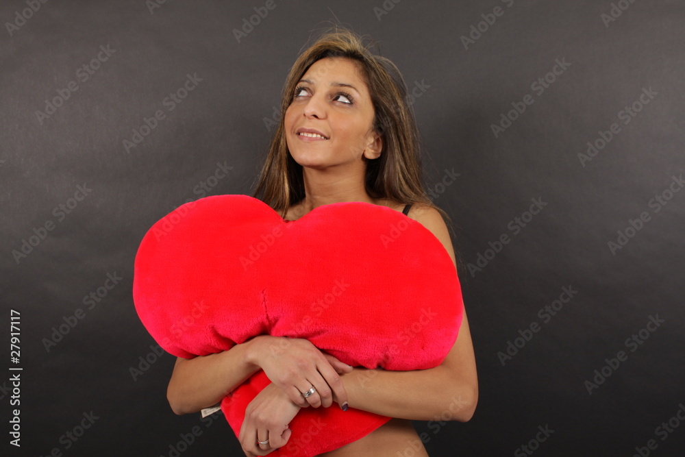 Eine verliebte kleine Maus mit einem riesen Herz Stock Photo Adobe Stock
