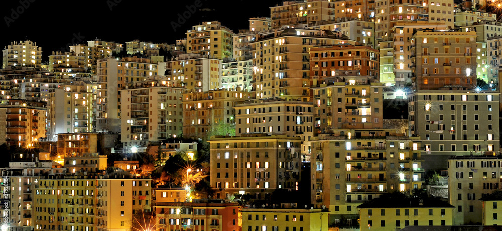 Le finestre illuminate delle case nel quartiere del Lagaccio a Genova, in Italia Le finestre illuminate delle case nel quartiere del Lagaccio a Genova, in Italia