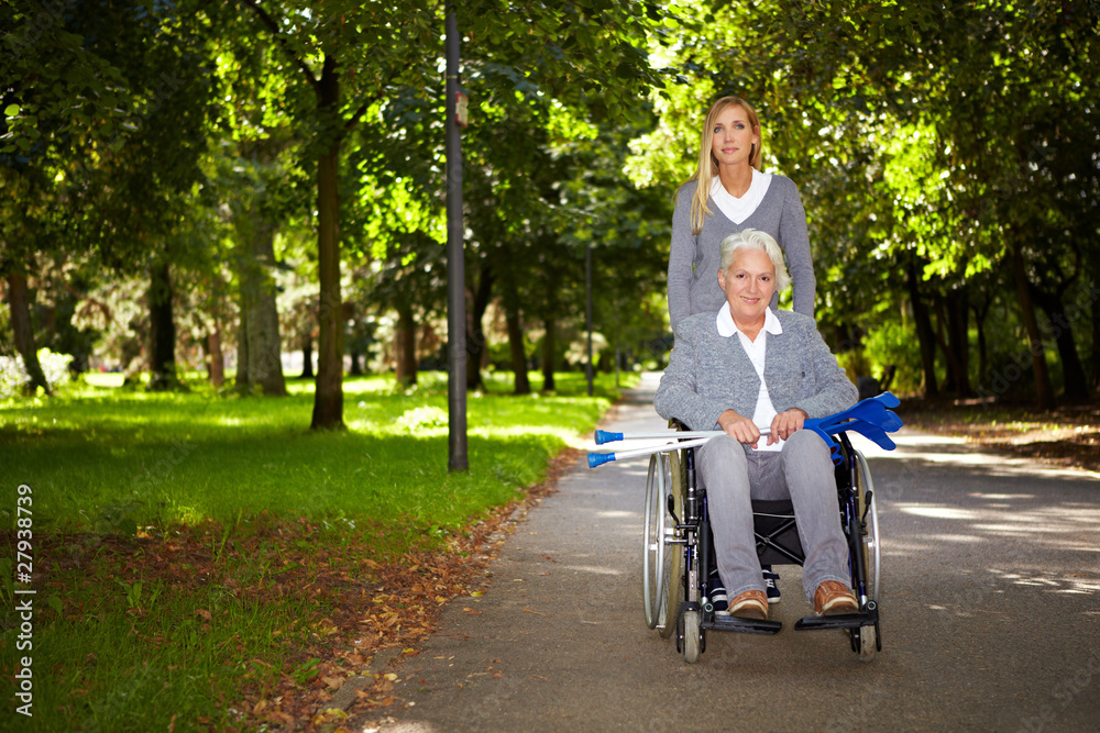 frau-im-rollstuhl-macht-spaziergang-stock-foto-adobe-stock