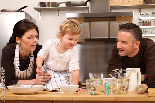 Familie beim Backen