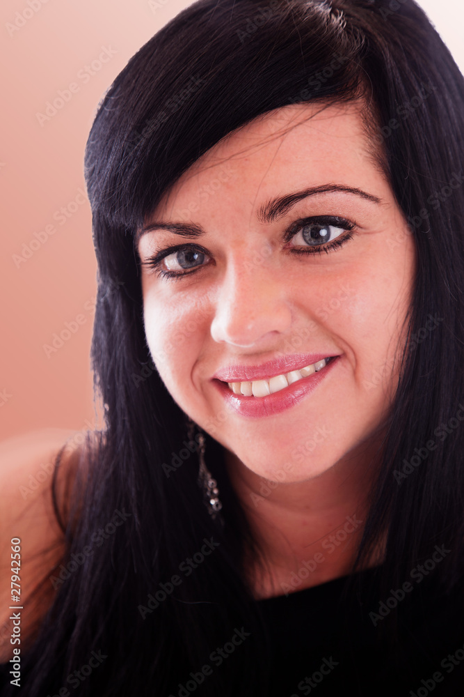 Portrait einer jungen dunkelhaarigen Frau 943hbraun Portrait einer jungen dunkelhaarigen Frau 943hbraun