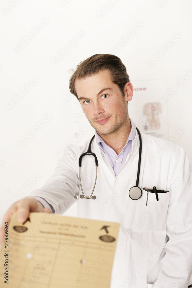 Arzt mit Patienten Akte