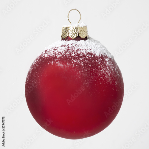 Rote Christbaumkugel mit Schnee