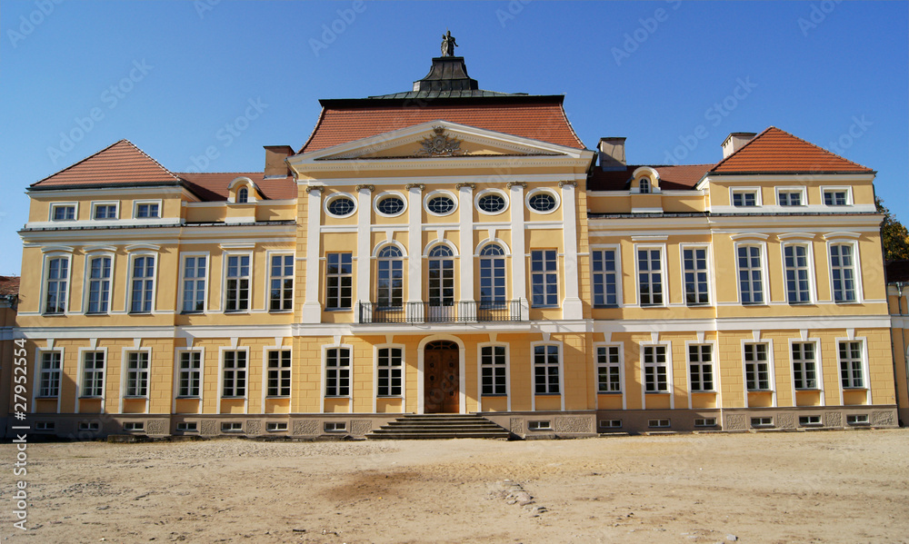 front pałacu