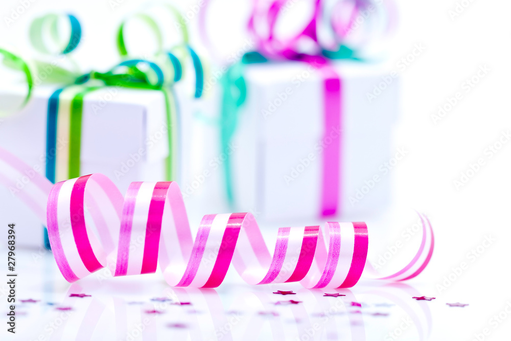 Ruban cadeau rose et paquets cadeaux sur fond blanc Ruban cadeau rose et paquets cadeaux sur fond blanc