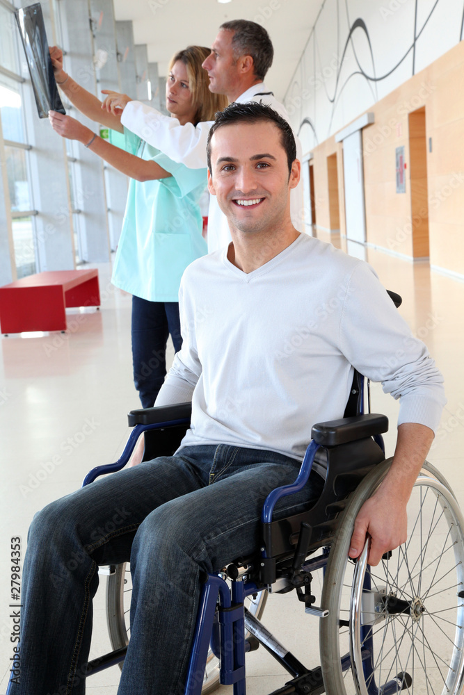 Obraz premium Medical team with handicapped person looking at X-ray