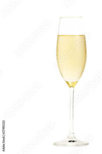 sektglas mit kaltem champagner gefüllt auf weissem hintergrund