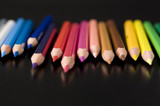 並んだ色鉛筆のアップ