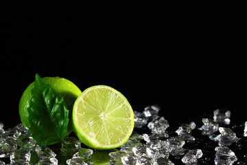 Deken met foto Plakjes fruit Lime on a black background  © Anton Maltsev