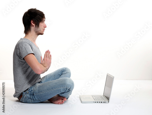 uomo in meditazione davanti a computer photo