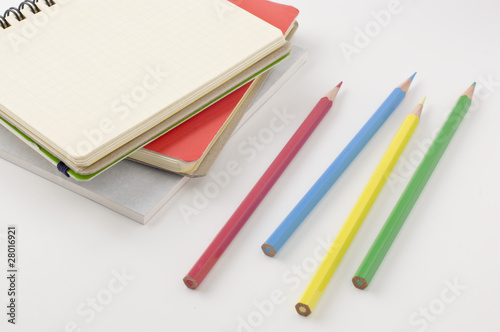色鉛筆と白紙のノート