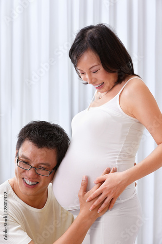 Husband try to hear fetus sound © Arto