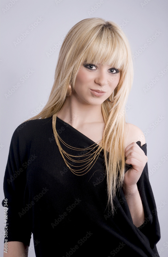 Fototapeta premium portrait d'une jolie femme aux cheveux longs et blonds