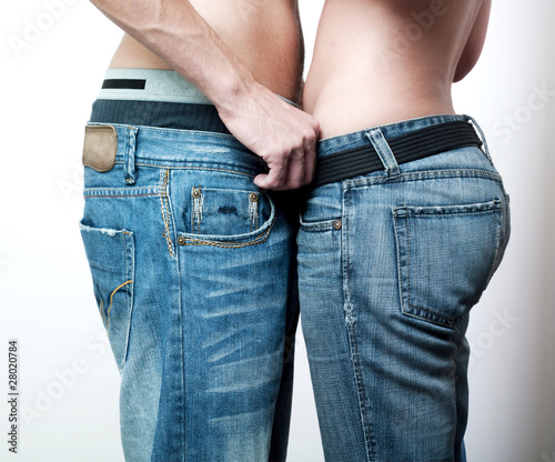 jeunes homme et femme se déshabillant