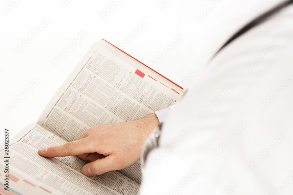 Naklejka premium Arzt mit rotem Buch