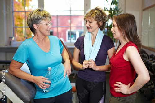 Frauengesprach im Fitnessclub