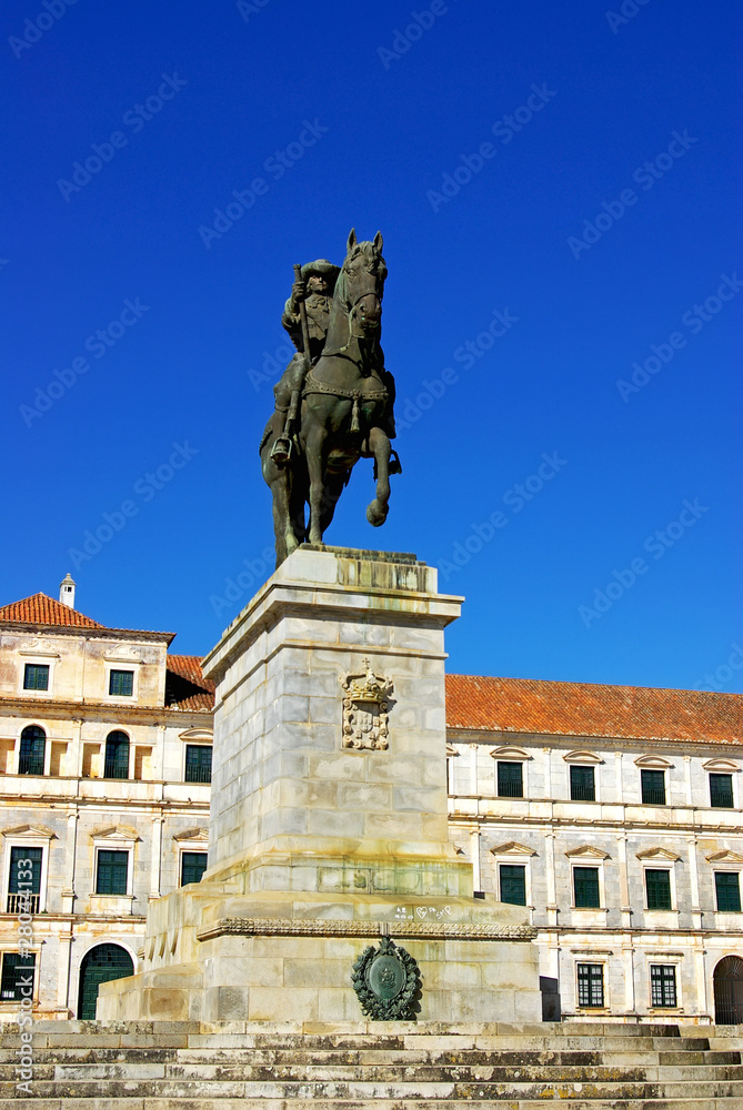 Estátua equestre e palácio ducal, vila de Viçosa.