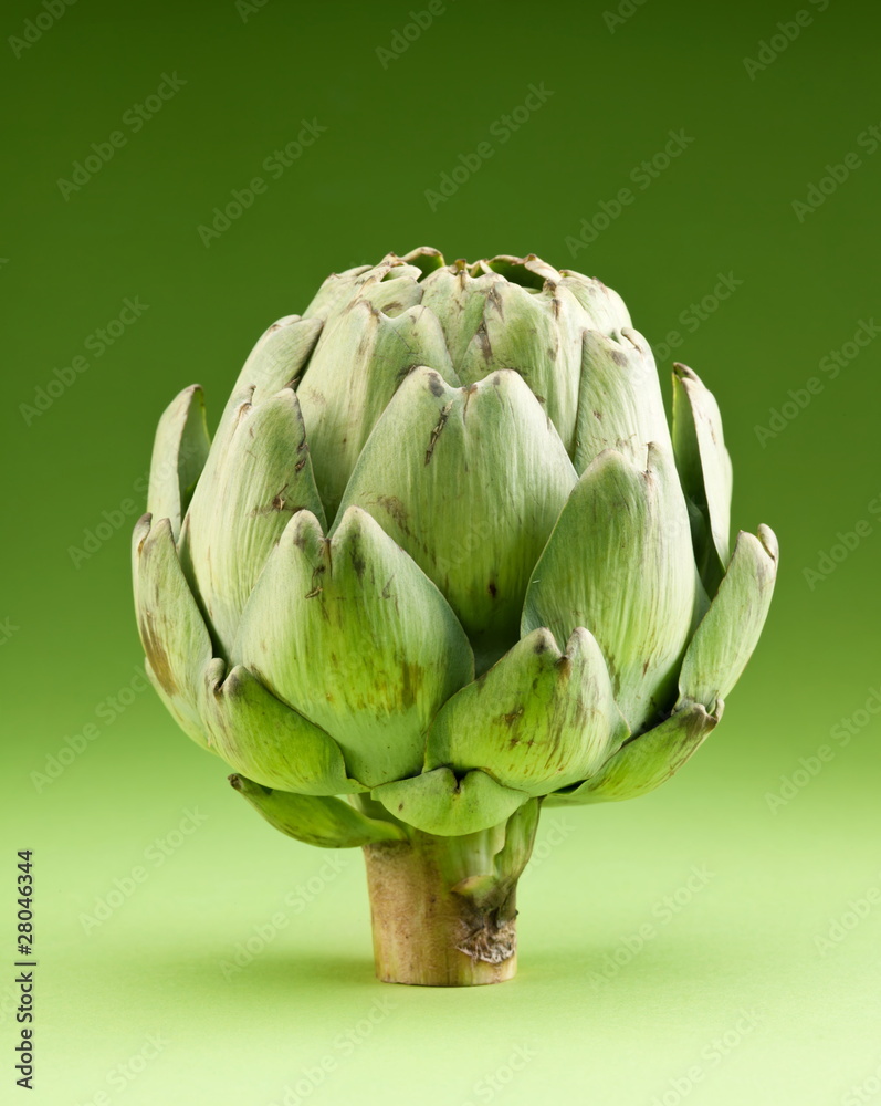 Obraz premium Artichoke on a green background