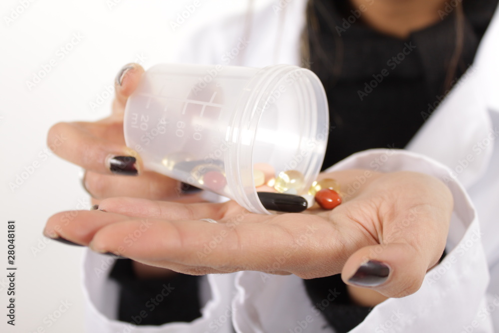 © Schulz-Design - Eine Pharmazeutisch Technische Assistentin mit Vitaminkapseln