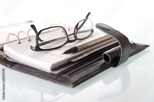 Terminplaner mit Brille und Stift