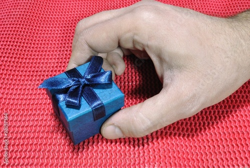 Mano che porge un regalo photo