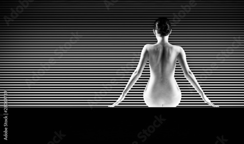 Naklejka na okno łazienkowe Abstrakcyjna erotyka w czarno-białym wydaniu 
