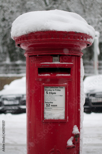 Snow on Postbox © curved_horizon