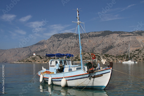Fischerboot in einer Bucht von Symi
