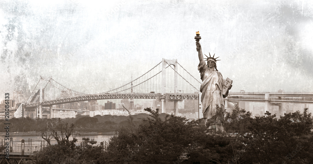 Fototapeta premium Statue of Liberty and a Rainbow bridge in Tokyo, Japan