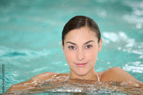 Piękna młoda kobieta relaksuje w woda morska basenie